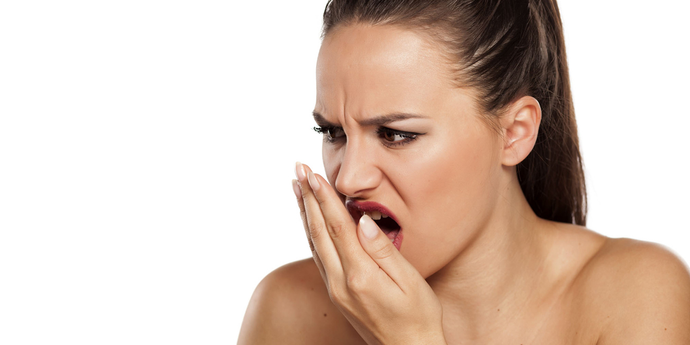 How to clean your tongue properly (and avoid bad breath!)